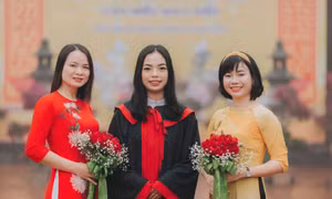 Một lớp có hai học sinh đạt điểm 10 môn Lịch sử