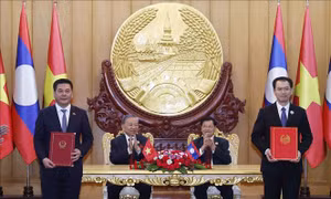 Tổng Bí thư Tô Lâm và Tổng Bí thư, Chủ tịch nước Lào chứng kiến Lễ trao các văn kiện hợp tác