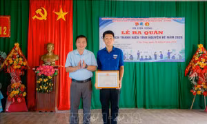 Biểu dương nam sinh dũng cảm cứu người bị đuối nước trên biển