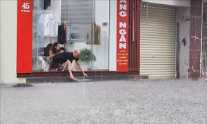 Mưa lớn gây ngập cục bộ ở thành phố Đông Hà