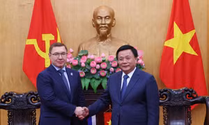 Tăng cường hợp tác đào tạo cán bộ và trao đổi lý luận giữa Việt Nam - Nga