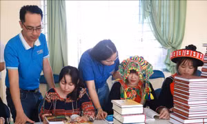 Trao tặng Tủ sách Đinh Hữu Dư và tuyên truyền phòng, chống tin giả