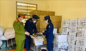 Công an Lào Cai thu giữ nhiều lô hàng không rõ nguồn gốc, xuất xứ