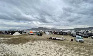 Hàng chục nghìn người dự lễ hội Burning Man bị sa lầy tại sa mạc