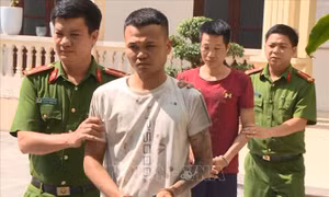 Dùng súng, lưỡi lê đâm trọng thương cảnh sát hình sự