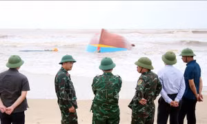 Dùng drone tìm kiếm 9 thuyền viên mất tích trong vụ 2 tàu cá bị chìm ở sông Gianh