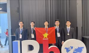 Tự hào cờ đỏ sao vàng tại lễ bế mạc Olympic Vật lý Quốc tế 2025