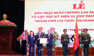 Thành phố Lai Châu đón nhận Huân chương Lao động hạng Nhất