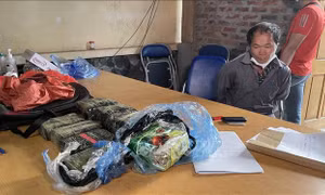 Bắt giữ đối tượng vận chuyển trái phép 8 bánh heroin và 4 kg ma túy đá