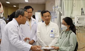 Thăm hỏi gia đình các nạn nhân trong vụ tai nạn khiến 9 người thương vong