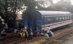 Tàu SE2 bị trật bánh tại ga Lăng Cô