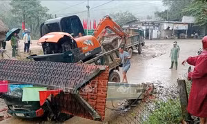 Xe chở quá tải làm sập cổng chào, gây chết người