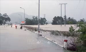 Huyện miền núi Đồng Xuân (Phú Yên) bị cô lập hoàn toàn do nước lũ