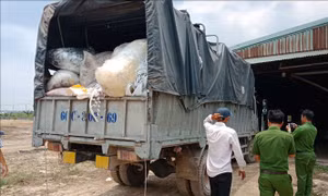 Đổ trộm hàng trăm tấn rác thải công nghiệp vào kho xưởng của người khác