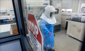 Người dân nâng cao cảnh giác trước diễn biến của dịch bệnh Ebola