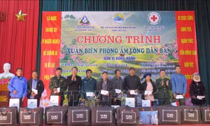 'Xuân Biên phòng ấm lòng dân bản': Mang Tết sớm đến vùng lũ A Lù, Y Tý