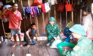 Di dời khẩn cấp 13 hộ dân do phát hiện vết nứt trên đồi