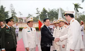 Chủ tịch Quốc hội Vương Đình Huệ thăm, chúc Tết Công an tỉnh Nghệ An