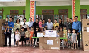 Lan tỏa tấm lòng nhân ái của cán bộ, phóng viên TTXVN tới thầy trò vùng lũ Yên Bái