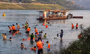 Hòa Bình: Phớt lờ biển cấm, người dân vẫn rủ nhau tắm sông Đà bất chấp nguy hiểm