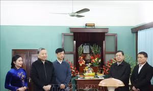 Tổng Bí thư Tô Lâm dâng hương tưởng niệm Chủ tịch Hồ Chí Minh tại nhà 67