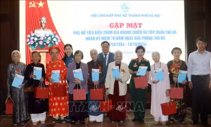 Gặp mặt phụ nữ tiêu biểu, nhân chứng của thời kỳ hào hùng, oanh liệt