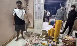 Bình Dương: Bắt quả tang đối tượng mua bán hơn 100 kg pháo nổ trái phép