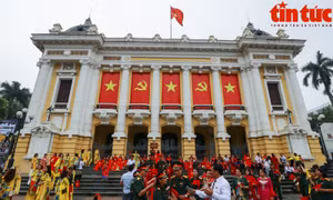 Phố phường Hà Nội rực rỡ mừng ngày Thống nhất non sông