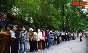 Hàng ngàn người chen chân dưới nắng để chiêm bái xá lợi Đức Phật