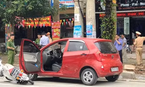 Tài xế bất cẩn mở cửa ô tô khiến một nữ sinh bất tỉnh 