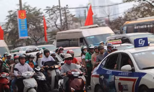 Người dân ùn ùn đổ dồn về thủ đô sau đợt nghỉ lễ dài