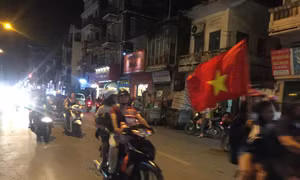 Nhảy múa giữa đường, khua trống rộn vang ăn mừng chiến thắng của đội tuyển Việt Nam
