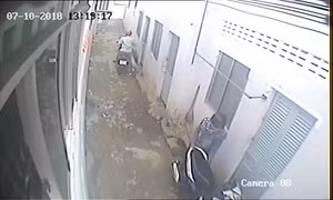 Camera ghi ghi lại cảnh 2 thanh niên trộm xe Exciter ở nhà trọ 