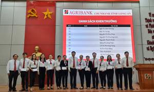 Agribank Chi nhánh tỉnh Long An ủng hộ kinh phí mua vaccine 30,1 triệu đồng