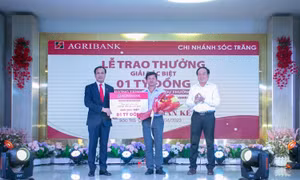 Khách hàng tại Sóc Trăng trúng giải 01 tỷ đồng của Agribank