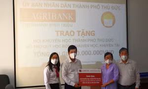 Agribank Bình Triệu trao học bổng "Khuyến học, khuyến tài"