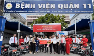 Agribank chi nhánh 11 trao tặng 20 xe lăn cho Bệnh viện Quận 11 