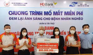 HDBank tặng thẻ Bảo hiểm y tế và tài trợ phẫu thuật mắt cho người dân