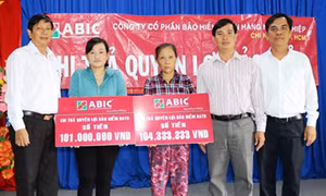 ABIC chi trả 329 triệu đồng quyền lợi Bảo hiểm cho khách hàng tại Bình Đại