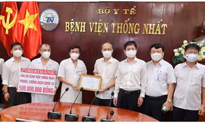 Agribank Chi nhánh 7 ủng hộ BV Thống Nhất 500 triệu đồng để phòng, chống dịch COVID-19