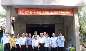 Agribank Bến Tre trao nhà tình thương tại huyện Bình Đại 