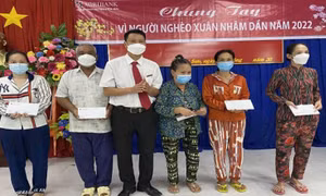 Agribank huyện đảo Kiên Hải trao quà cho các hộ gia đình khó khó khăn