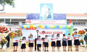 Agribank Chi nhánh KCN Tân Tạo tặng quà học sinh nghèo vượt khó nhân ngày tựu trường năm học 2023-2024