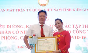 UBMTTQ Việt Nam tỉnh Kiên Giang tặng Bằng khen cho Agribank Kiên Giang II 