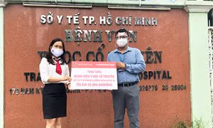 Agribank Chi nhánh Bình Triệu tặng 50 triệu là vật tư y tế cho Bệnh viện Y học Cổ truyền 