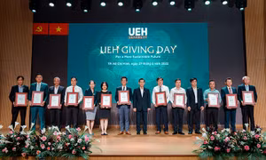 HDBank tặng học bổng cho sinh viên Đại học Kinh tế TP.HCM