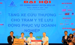Agribank trao tặng xe cứu thương 1 tỷ đồng cho huyện Bến Lức, tỉnh Long An