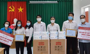 Agribank khu vực Tây Nam Bộ và Agribank Cần Thơ II ủng hộ 1.175 bộ kit xét nghiệm Virus COVID -19