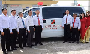 Agribank Bến Tre: Bàn giao xe cứu thương cho Trung tâm Y tế huyện Bình Đại