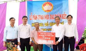 Agribank chi nhánh Tây Quảng Ninh hỗ trợ 55 triệu đồng xây dựng nhà đại đoàn kết